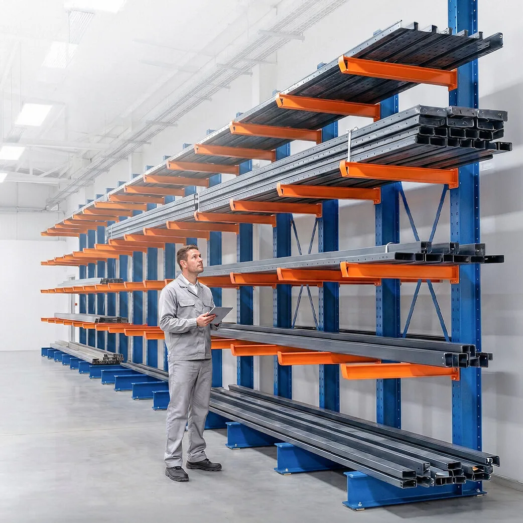 Un muncitor la un raft Cantilever Stratus cu două fețe încărcat cu profile de oțel