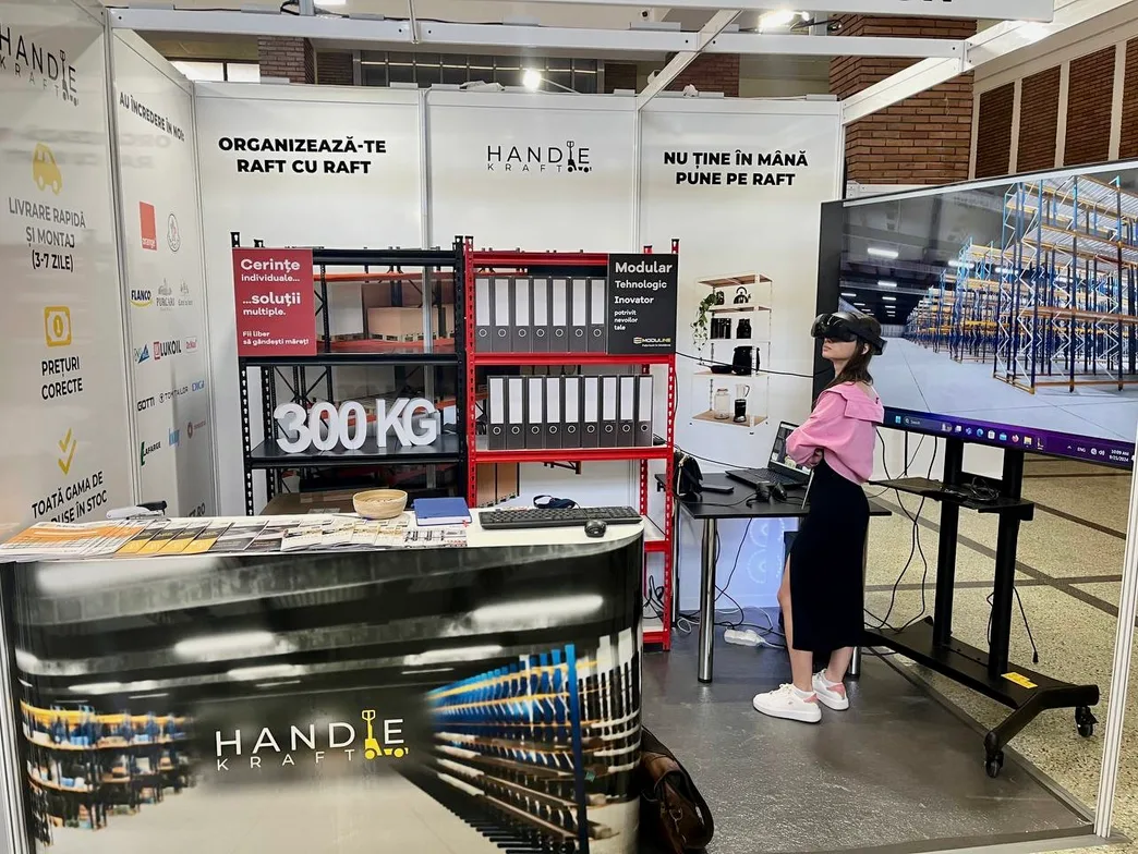 Standul Handle Kraft la Expo Retail 2024, cu rafturi Moduline BOX și un vizitator