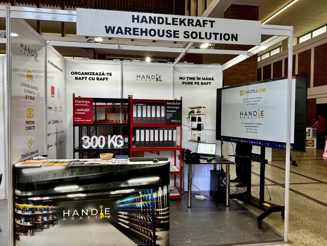 Peretele Warehouse Solution al standului, cu rafturi Moduline și un ecran de prezentare