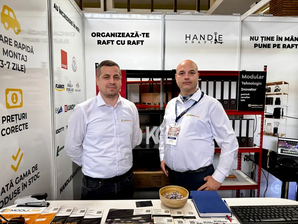 Doi membri ai echipei la standul Moduline de la Expo Retail 2024