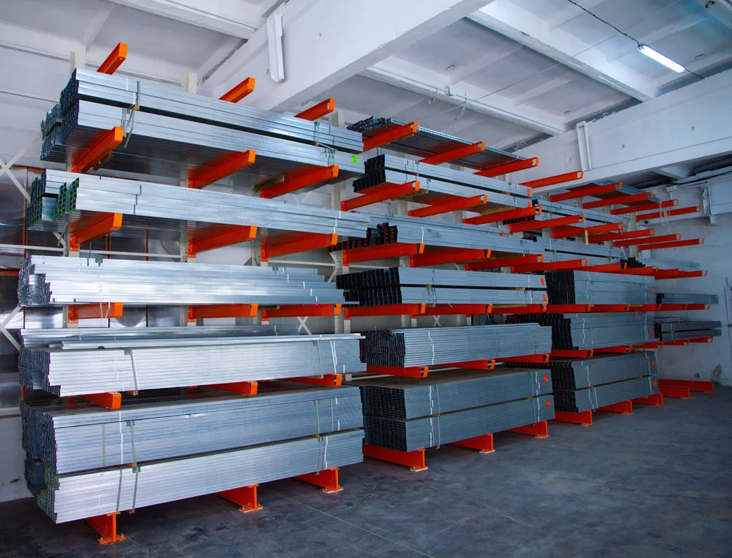 Rafturi Cantilever STRATUS încărcate cu profile metalice, văzute din față